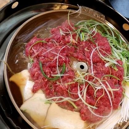 #협찬
신사우물갈비에서 점심먹기🚩
얼큰 칼칼한 산더미물갈비로 유명한 곳이라
점심시간도 만석이였어요. 오늘은 아이들과 같이 먹을꺼라
단짠단짠한 유쾌한불고기로 주문했어요
2인분만 주문해도 3~4명이 먹을양이라고
하는말이 진짜 더라구요! 😋
고기는 담백하니 깔끔했고, 육수는 진해서 살짝 담궈
바로바로 먹기 좋았어요.
당면이랑 파채 가~~~~득 올라간거
넘 좋으다요~~
육회는 유쾌한불고기 주문하면 무료!
치즈 듬쁙 계란찜이랑 날치알주먹밥은 사랑입니다❤️❤️
얼큰 칼칼, 매콤한 산더미물갈비는
신랑이랑 둘이올때 먹어야겠어요 :)
바로 앞은 신세계백화점이니 밥먹구 쇼핑하러 가야디요
✔️신사우물갈비 신부점
11:30 ~ 23:00
041-414-5957
충남 천안시 동남구 터미널7길 13 1층
#천안맛집 #신부동맛집 #천안신부동맛집
#신사우물갈비 #산더미물갈비 #물갈비
#천안갈비 #천안불고기 #갈비맛집
#천안회식 #천안데이트 #천안터미널맛집