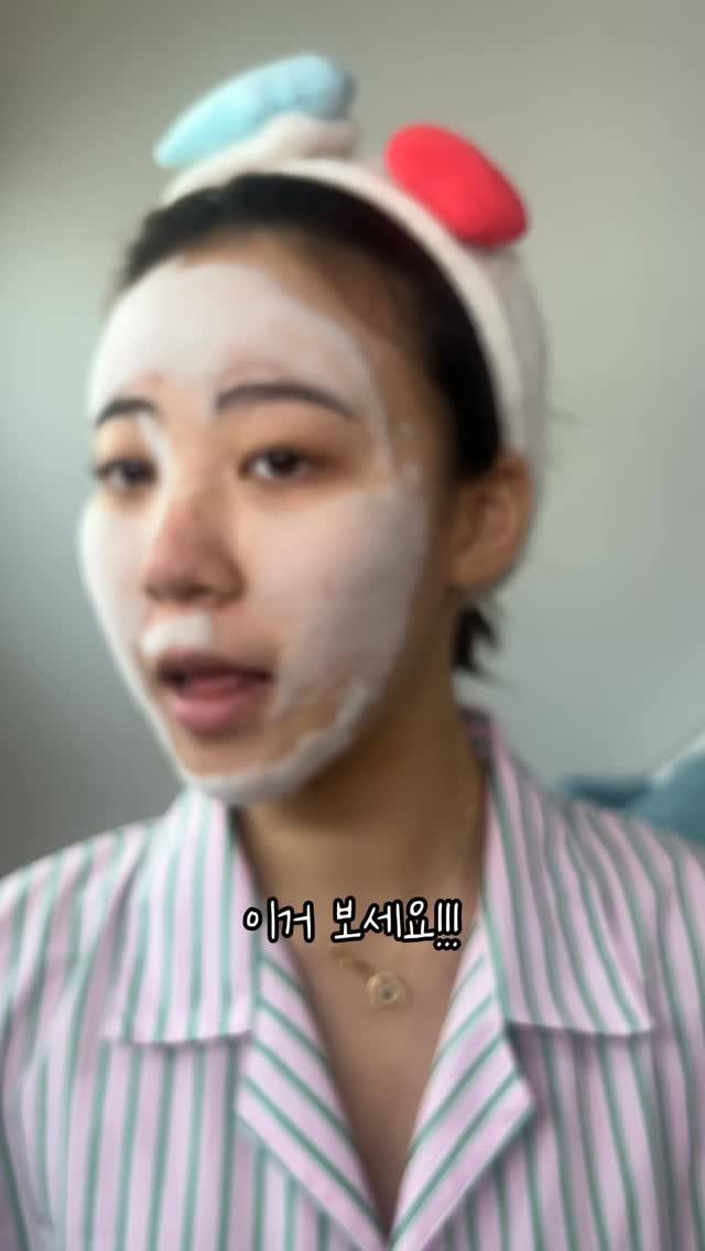 #광고 @sum37_official
💚숨37 마이크로액티브 그린 비타민
버블톡스 팩 클렌저 마스크
열 오른 트러블 피부엔?☀️
쫀쫀한 그린 빛 버블로
반복되는 트러블 고민케어 받으세요~!!
여드름균, 피부 유해균과 묵은 각질, 피지를 제거하고
알로에 PDRN 및 스킨케어 성분 83% 함유로
피부를 진정시켜 트러블 고민을 해결해 주는
여드름 기능성 팩 클렌저 마스크에요🫧
✨여드름균/피부 유해균, 묵은 각질과 피지를 제거하여
반복되는 피부 트러블 케어!
✨그린 비타민™ 11.2%, 스킨케어 성분 83.51% 함유로
보습/진정 케어까지 한번에!
✨피부 자극 지수 0.00, 민감한 피부를 위한 마일드 약산성 포뮬라
🔍올리브영 온라인 몰에서 구매 가능합니다