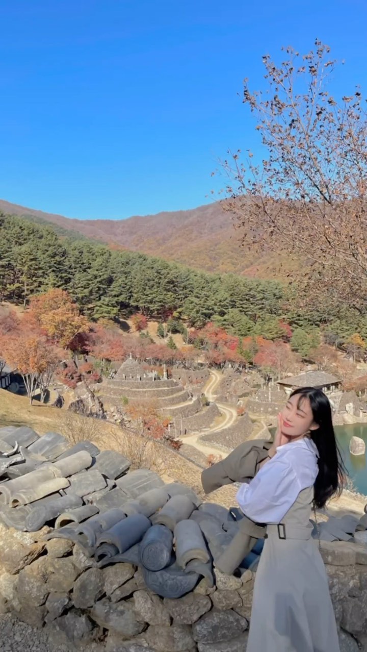 하동 삼성궁의 가을 단풍을 제대로 즐기고 왔어요🍂🍁 에메랄드 빛 호수에서 신비로운 분위기와 이국적인 풍경을 즐길 수 있고, 인생샷까지 남길 수 있었어요🤩📸
⠀
길에 수많은 돌들로 성벽이 쌓여 있는데 이게 이국적인 느낌을 내주고 단풍들까지 더해져 너무 아름다웠어요🙌🏻 고조선 시대의 소도를 현대에 복원한 곳으로 죄인이 이곳으로 도망하여 오더라도 잡을 수 없을만큼 신성하고 특별한 공간이였대요✨
⠀
📌 경상남도 하동군 청암면 삼성궁길 86-15
👉🏻입장료: 어른 8,000원, 청소년 5,000원, 어린이 4, 000원, 경로자와 장애인, 국가유공자는 5,000원, 경로우대자 조건은 만 70세 이상
🕖4월~11월: 8:30~17:00
/12월~3월: 8시 30~ 16:30
🚗 주차장보유(주말에는 복잡하면 길가에 세워야 하니 일찍 가는 것 추천)