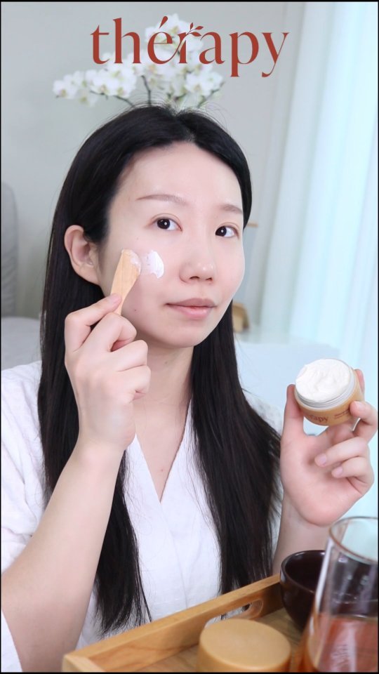#광고
프랑스에서 런칭한 떼라피 뷰티가
드디어 한국에도 런칭했어요😊
차에서 영감을 받은 떼라피뷰티는
차 리추얼과 마찬가지로
감각을 깨우는 뷰티 리추얼을 지향하는데요.
확실히 크림의 향으로 자연스럽게 힐링되는 느낌이에요!
저도 차를 마시고 떼라피 뷰티의 향을 음미하며,
크림을 온전히 즐겼다네요😉
패키지 자체도 100퍼센트 생분해 되어
환경에도 도움이 되는 착한 크림이라서 더욱 마음에 들어요❣️
내추럴 글로우 크림은 광채 수분크림이라서
아침에 바르기 좋고요.
가볍고 산뜻한 허브향으로 에너지를 전해주는 느낌이죠.
너리싱 크림은 피부에 풍부한 영양을 공급해
저녁에 쓰기 더 좋답니다.
더욱 부드럽고 풍성한 식물향으로 지친 하루를
릴렉싱 해주는 느낌이에요💚
천연 에센셜 오일의 자연향을 풍부히 느낄 수 있는
비건화장품 여러분들도 경험해보세요!
@therapybeauty_kr
#떼라피뷰티 #떼라피 #비건뷰티 #비건화장품 #수분크림 #영양크림 #제로플라스틱 #생분해 #생분해플라스틱 #therapy #vegan #plasticfree