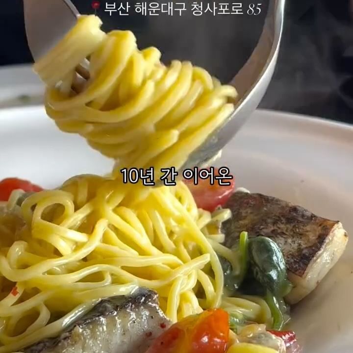 🍒 열 살 축하해🎉
청사포에 10주년을 맞은 #부산맛집
저도 함께 축하하기 위해 다녀왔어요🥳
📍 라 꽁띠
✨ 부산광역시 해운대구 청사포로 85 2층
✨ 12:00 ~ 22:00
✔️ 참나무 장작 요리 전문 레스토랑
불향 입힌 요리들은 얼마나 매력적이게요? 🫧
✔️ 매일 아침 세몰리나 이태리 밀가루와 노른자로 반죽하는 수제 생면, 비스트로 라꽁띠 입구에서 확인하실 수 있어요
✔️ 합리적인 가격의 2인 쉐어 코스
✔️ 다양한 와인리스트
10년 간 자부심으로 이어온 라꽁띠,
앞으로도 응원할게요💗
#라꽁띠 #해운대맛집 #청사포맛집