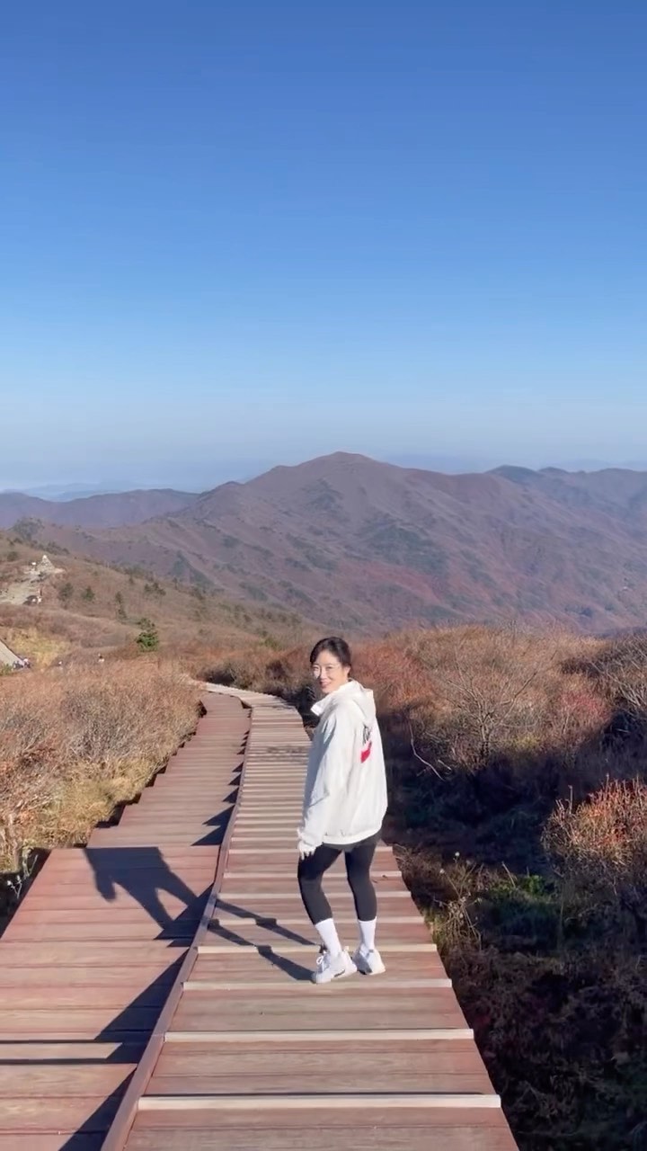 지리산 노고단 등산코스 탐방로는 성삼재 주차장에서부터 시작해서 구불구불한 길을 차량으로 이동하고, 성삼재에서 등산을 시작하면 됩니다!! 그래서 총 등산 코스가 그렇게 어렵지 않아 쉽게 해발 1507m의 아름다운 관경을 볼 수 있는게 장점이에오⛰️🍁
⠀
노고단고개까지 가는 길은 짧게 가는 길 또는 우회로인 편안한 길이 있는데 짧은 길도 얼마 길지 않은 돌계단, 데크계단만 오르면 돼서 생각보다 힘들지 않아요! 편안한 길은 완만한 임도 길 따라 쭈욱 올라가는거라 상황과 체력에 맞게 선택하시면 돼요🙏🏻
⠀
📌가시기 전, 노고단 탐방로 입장을 위해 국립공원공단 예약시스템 홈페이지에서 예약하셔야 해요!
👉🏻https://reservation.knps.or.kr/trail/searchTrailReservation.do
⠀
예약 후 카카오톡으로 큐알코드가 전송되니 노고단 들어가기 전에 확인받고 입장하시면 됩니다☺️
평일에 가도 꽤 사람이 많이 오던데 주말에 가시려면 예약 필요해보여요🙌🏻
⠀
🕖 노고단 정상은 특별 보호구역이라 오전 5시부터 오후 5시까지만 탐방가능
🅿️ 성삼재 주차장(전남 구례군 산동면 좌사리 산110-3), 주차요금 있음