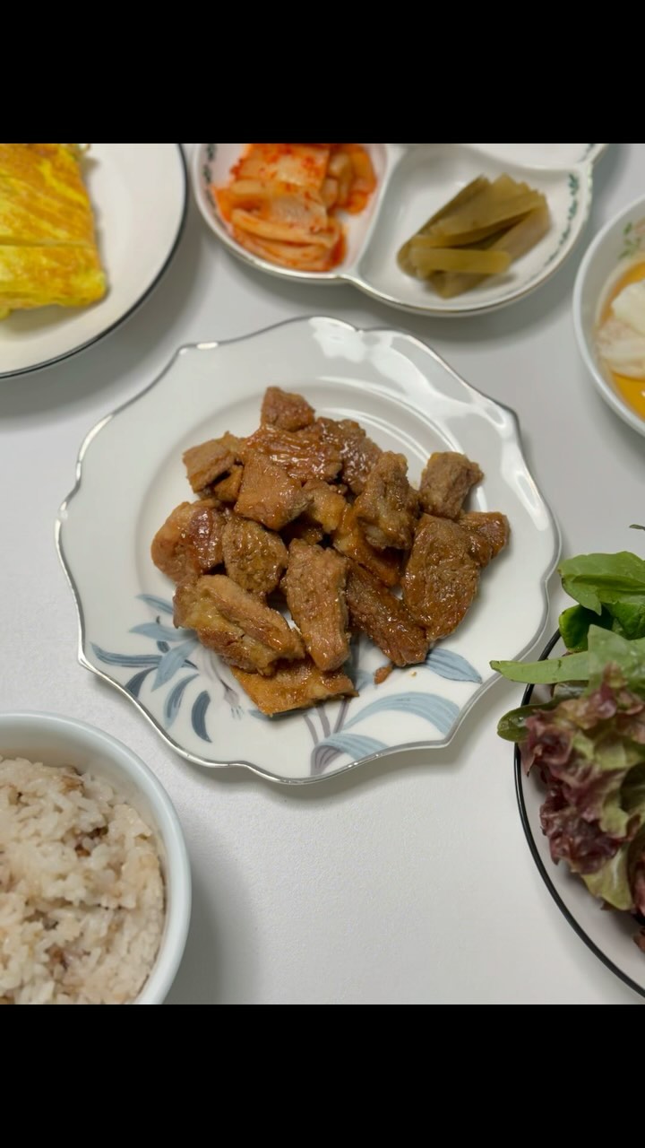 #광고
🏡 오늘 저녁은 갈비 !
아이들이 #명인갈비 양념돼지구이 엄청 좋아해용 ~~
신선하게 아이스박스 배송받아서 저녁 차려먹었는데
엄청 간편하고 수월하네요 !
중요한건 배송도 초스피드 제품도 신선하고 ~ 맛이 좋음 !
집에서 편하게 푸짐하게 즐겼네욤 !
🥩 연남동 유명 맛집의 갈비요리라 반찬용, 안주용, 캠핑용등 언제 어디서나 간편하게 조리할 수 있어요.
최고등급의 돼지목살 부위를 직접 만든 특제 갈비양념과 천연 과일(배, 키위,파인애플,사과)로 더욱 감칠맛을 살렸고
뼈가 없어 아이들 먹기도 편하네요
값싼 돼지 앞전지 부위가 아닌 세계적으로
가장 뛰어난 품질의 정통 목살 부위로
부드럽고 단짠단짠 완벽한 조화를 이루네요
양념에 정확히 숙성된 고기를 깔끔하게
포장해주셔서 보관도 편하고 돼지갈비 맛있는 명인갈비
집에서 인터넷 배송하니 준비에서부터 모든게
속전속결 정말 편해
아마도 주말에 또 주문할 것 같음ㅎ
@myungingalbi
스마트스토어 👉 https://smartstore.naver.com/mgalbi
.
.
#돼지갈비밀키트#돼지갈비#갈비밀키트#캠핑밀키트