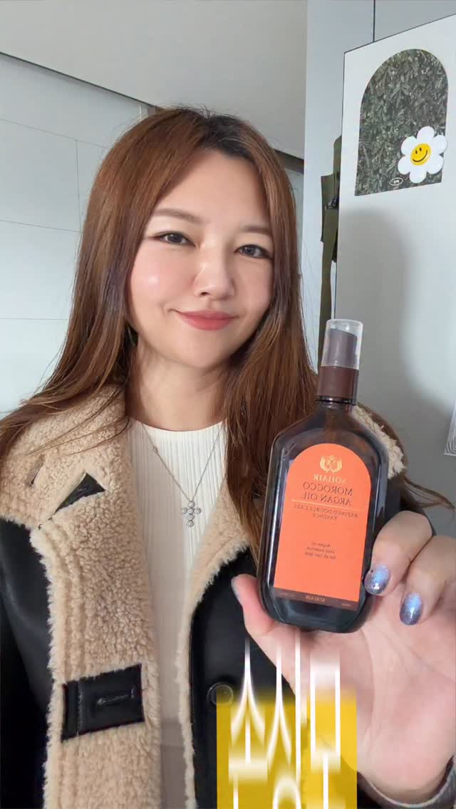 #광고 #쏘헤어
손상모라서
외출 준비할 때면 머리 상태부터 더 신경 쓰는데요
특히 요즘처럼 건조한 계절에는
드라이 한 번만 해도 푸석해지는 게 느껴져서요...
그래서 요즘은 머리 감고 나오면
다른 것보다 이 에센스부터 챙기게 됐어요!
젖은 상태에서 발라주면
흡수가 더 잘 되는 느낌이고,
드라이 열 때문에 더 건조해지는 것도 덜하더라구요.
오일 타입인데도 무겁지 않고
수분을 머금은 듯 촉촉!
부드럽게 발리고,
젖은 머리든 마른 머리든
끈적이거나 번들거리는 느낌이 없어서 부담 없이 쓰기 딱!
스타일링 후에도
윤기가 더 정리되는 느낌이라
마무리 단계로 한 번 더 손이 가는!
마르고 나서도
윤기만 남고 머리결은 차분해져서
겨울에 특히 신경 쓰였던 정전기도 덜해지는게
손상모라 웻관리는 어렵다고 생각했는데,
이 에센스로는 루틴이 훨씬 간단해졌어요.
요즘은
쏘헤어 쏘헤어 모로코 아르간 오일 리파인드 더블케어 에센스
이거 하나면 충분하다는 생각이 들어요🫶🏻
#헤어에센스 #헤어오일 #헤어루틴 #손상모케어 #웨트헤어 #데일리케어