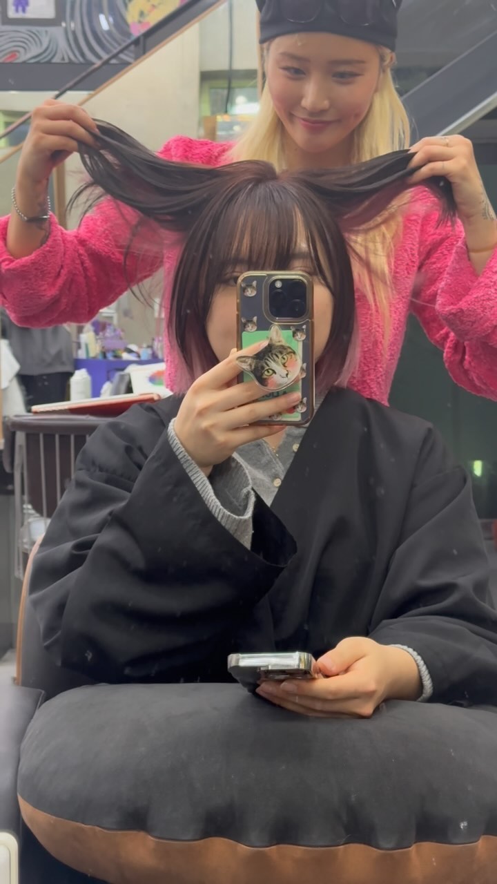 전체컬러가 부담스러울 땐 묶어도 풀어도 머리 흩날려도 예쁜 시크릿투톤🫧💗#설연휴 직전에 하고가셨어요🫶🏽
👉🏼B.F 이전에 퍼플로 노란끼 잡아서 얼룩없이 깔끔하게 빠진 비포입니다
👉🏼A.탈염 진행 후 애쉬핑크 들어갔습니다:)
✔️상담채팅 ✔️
🫧 충분한 상담 후 디자인 시술 들어갑니다:)
🫧최대한 손상없이 얼룩없는 시술 진행합니다
🫧하고싶은 스타일과 현재머리 사진 같이 DM 보내주시 면 빠르게 가능합니다!
모델문의 + 가격 상담 DM 쥬세용
#헤어모델 #헤어모델구함 #단발레이어드#단발시크릿투톤#시크릿투톤#컬러맛집 #염색잘하는곳 #염색잘하는미용실