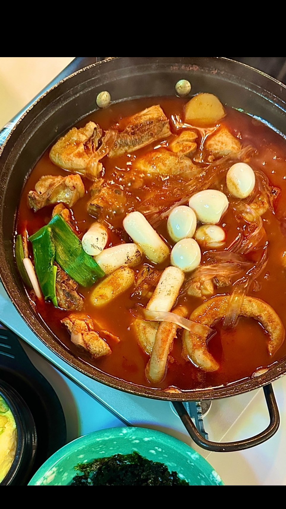 #협찬
합정을 자주 가는데 그 중에서 🐔곱도리탕은 항상
#합정맛집 #매운집합정점 에서 먹는다.
순살곱도리탕 (대창/곱창 중에서 선택인데 곱창으로!) 시켰다.
맵기도 선택할 수 있어서 2단계 불닭으로 했는데 너무 매웠다...
하지만 맛있었다.
곱창 양도 많고, 전혀 비리지 않고 고소해서
평소에 곱창 못 먹는 나도 부담없이 먹을 수 있는 곳이다.
#홍대곱창전골 찾거나 매운 음식 매니아들은 여기 ㄱㄱ!
안에 🦆메추리알, 치즈떡, 넓적당면이 기본으로 들어가 있고,
계란밥도 같이 나와서 🐓곱도리탕 국물에 비벼 먹기 딱 좋은 꿀조합~
우리는 계란찜도 함께 시켰는데
매운 것 먹을 때 계란찜보다 조화로운게 없더라!
#합정술집 여기 너무너무 취저여서 2년째 단골임💛~
아! 그리고 거의 항상 만석이라 예약하고 가는 것 기억하기🎈
주소: 서울 마포구 독막로3길 25 1층
영업시간: 일/화/수/목 17:00~22:30, 금/토 17:00~23:30
매장번호: 0507-1378-7599
#합정역맛집 #합정역술집 #홍대닭볶음탕 #홍대곱창 #스토리앤미디어 #스토리앤체험단 #홍대곱도리탕