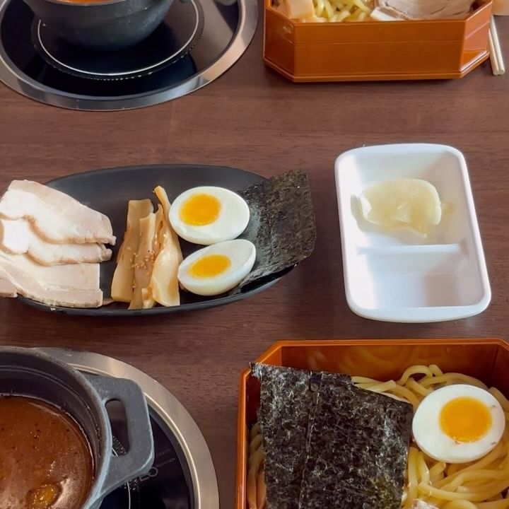 #협찬 | 찍어먹는 라멘 먹어볼래? 🍜✨
”츠케정“
여러분 찍어먹는 라멘 아시나요?!
알면 저는 왜 안알려줬나요?🙄
저는 츠케멘 처음 먹어보는데 이렇게 맛있는거였다고요??
이제 안 게 너무 억울해요 !! ㅠㅠ😖
츠케정은 특별한 2가지 육수가 있어요⭐️
1️⃣특제 소유(간장)
2️⃣미소(된장)
12시간 우린 정성 가득한 기본 육수만 해도 맛있을 것 같은데,,
일본 현지에서 직접 공수한 특제스프와 소스를 블렌딩해서 최상의 맛을 구현했더라구요!💗
왠지 일본의 맛이 나더라구요..✈️
당일 공급된 야채만 사용해서 그런지 신선하고 버섯도 다양해서 맛있었어요👏
1층엔 다찌석이 있어 분위기 있게 혼밥하기 좋았고
2층은 다다미 테이블이 있어 너무 분위기 있었어요🤍
특히 오픈되어 있는 탁 트인 창문 너머로 용산의 풍경이 보이고
바람이 솔솔 불면서 자개모빌 소리가 나는데 영화 속 한 장면 같았어요🎥✨
전체적으로 우드톤과 다크브라운 조화로 인테리어가 되어 있어 고급스러운 일식 전문점에 온 느낌이 났어요🥢✨
데이트 장소나 소개팅 장소로 완전 강추입니다 !⭐️
각자 좌석마다 츠케멘 국물을 데울 수 있는 구조라 너무 편리했고
먹는 방법과 인덕션 사용법도 설명이 되어 있어 각자 원하는 온도로 조절해서 먹기 편했어요💗
하루의 피로를 풀어줄 진한 맛!
쌀쌀해진 요즘, 츠케정 꼭 방문해보세요🤍
📍츠케정
서울 용산구 백범로99길 62 1층
☑️츠케멘(간장) 12.
☑️츠케멘 미소(된장) 12.
☑️모듬토핑추가 4.5
#삼각지맛집 #삼각지역맛집 #용산맛집 #용산라멘 #삼각지라멘 #츠케멘 #츠케정 #이태원맛집 #용산데이트 #먹팔 #먹스타그램 #용산라멘 #찍어먹는라멘