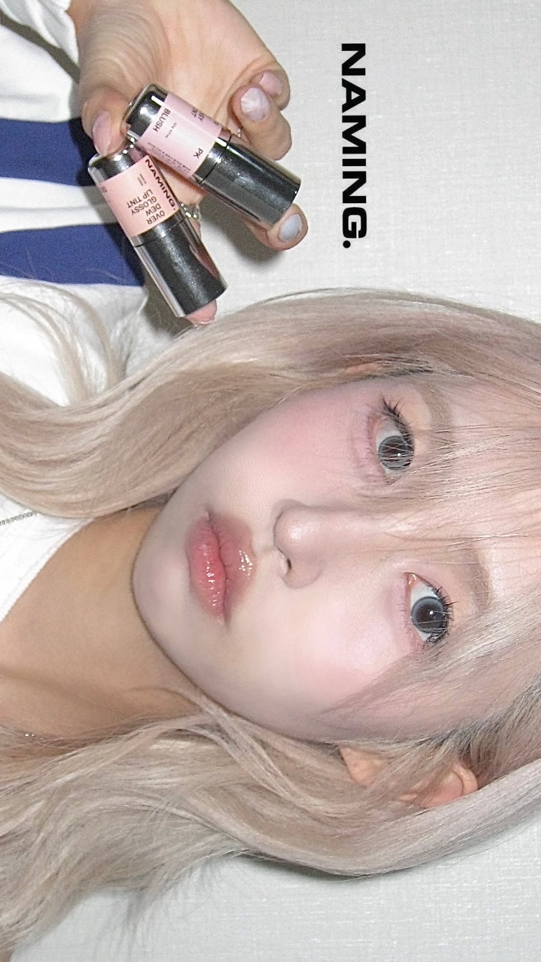 #광고 @naming.cosmetic
출시하자마자 품절대란템으로 난리난
네이밍 오버 듀 글로시 립 틴트
제 원픽 컬러 조합 소개합니다😎
베이로 베이스 깔고 그 위에 블러쉬를 올린 조합인데
이렇게 바르면 완전 여리여리 분위기 있는 핑크립 완성!!
자세한 리뷰는 이전 네이밍 포스팅 참고해줘💕
#네이밍 #립추천